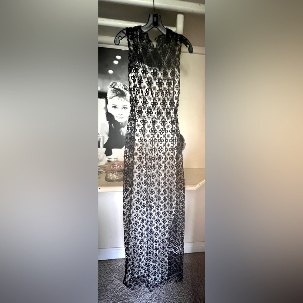 Elegant Black Lace Evening Dress - Picture 1 of 9